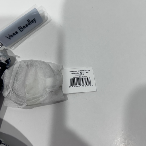 NEW -Vera Bradley Grey "Lisbon Medallion" Zip ID & Lanyard set *Retired Pattern* - Picture 4 of 6